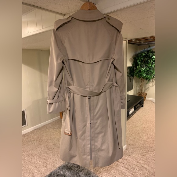 Burberry coat. I don’t know anything about this coat. - Picture 3 of 3